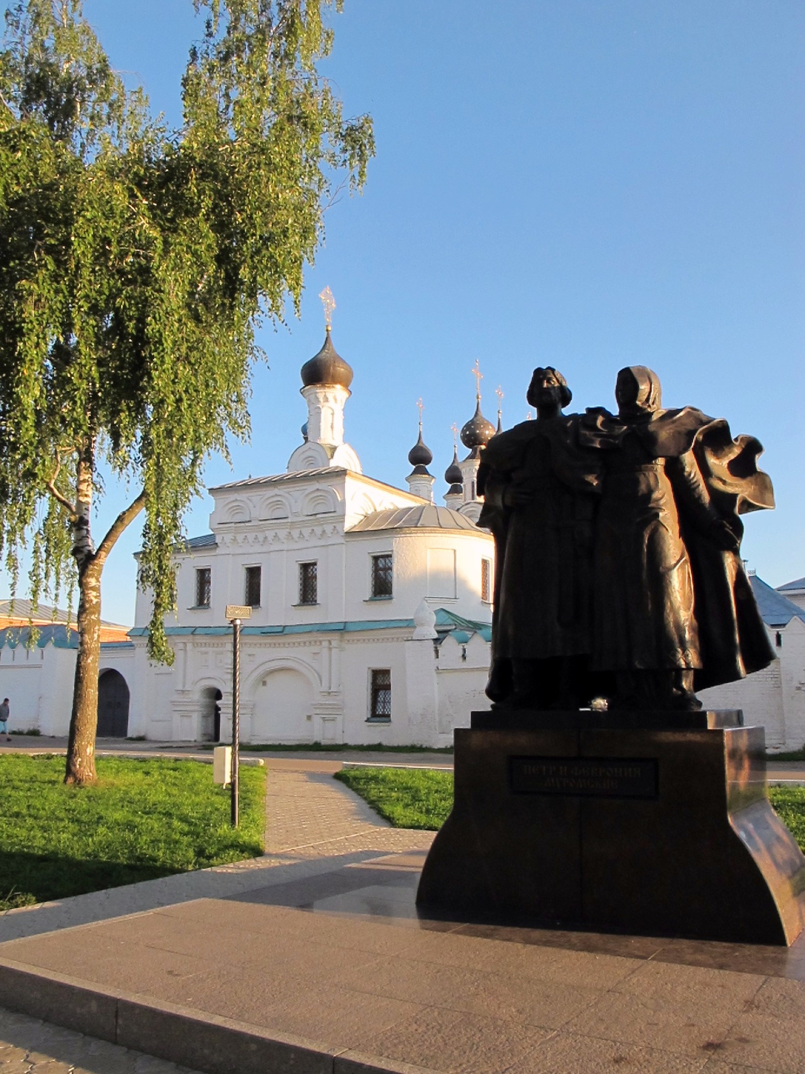 Памятник Петру и Февронии в Муроме